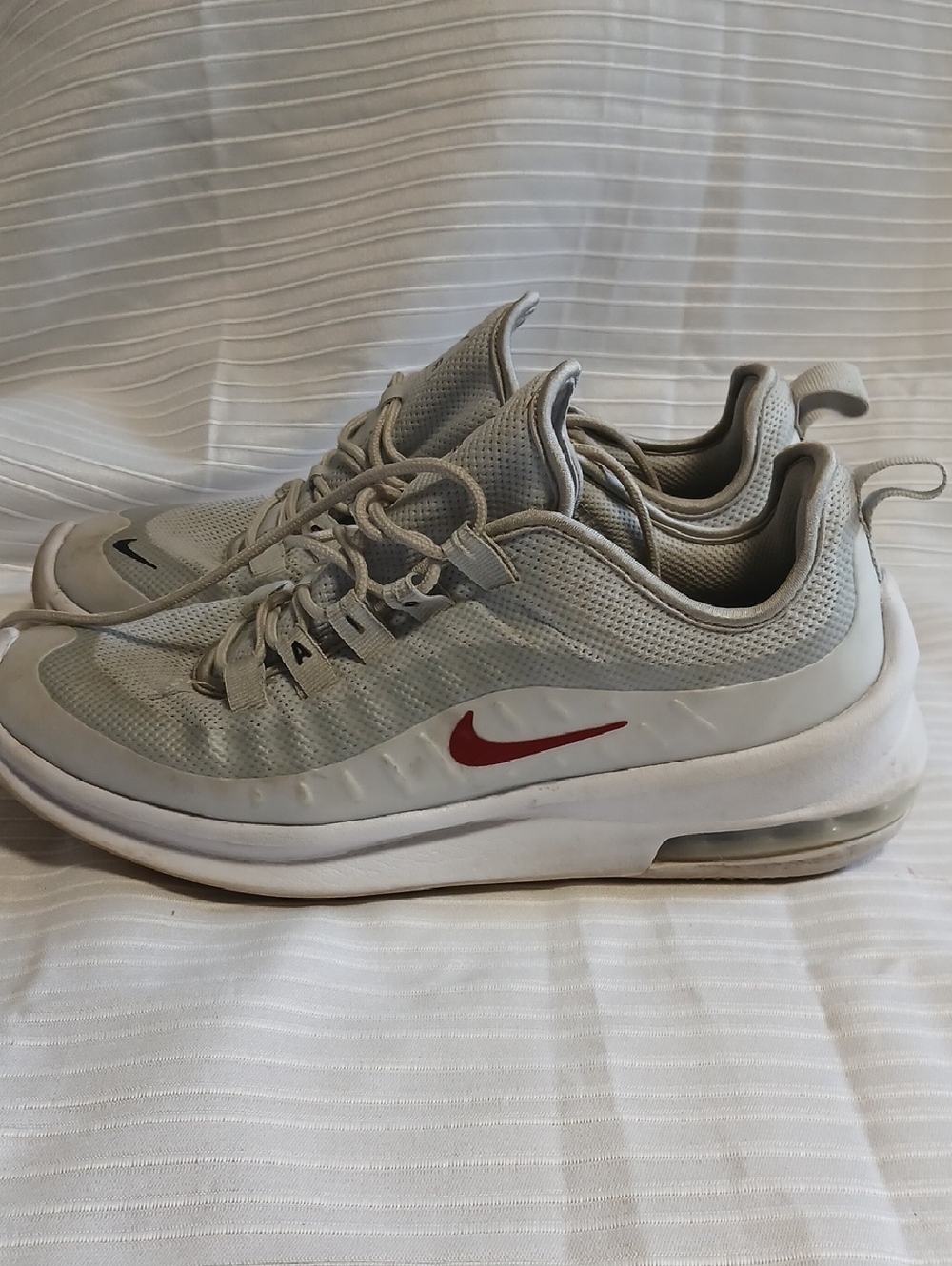 Nike Men's Light Gray Athletic Sneakers with Red Swoosh